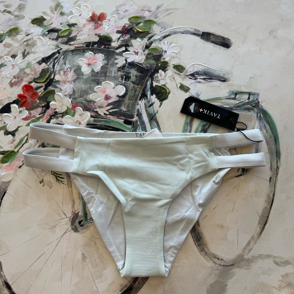 BUNDLE 2 ITEMS FOR $8✨

TAVIK full coverage Chloe full swim bottom glossy pique